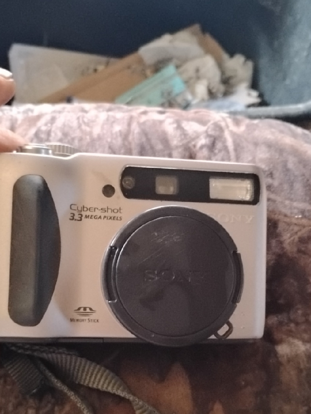 Sony Cyber-shot DSC-S75 Compact Digital Camera in Silver and Black